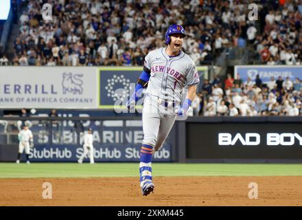Bronx, Usa. Juli 2024. New York Mets Jeff McNeil feiert, nachdem er am Dienstag, den 23. Juli 2024, in New York City einen 2-RUN-Heimlauf im 6. Inning gegen die New York Yankees im Yankee Stadium absolviert hat. Foto: John Angelillo/UPI Credit: UPI/Alamy Live News Stockfoto