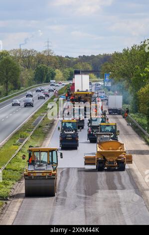 21.04.2024, Deutschland, Nordrhein-Westfalen, Wesel - Straßenbau, Asphaltfertiger und Straßenwalzen Neubelag auf der Autobahn A3, Monate Stockfoto