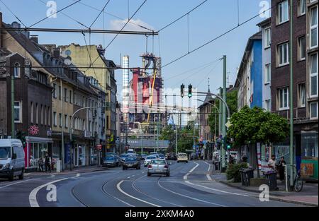 02.05.2024, Deutschland, Nordrhein-Westfalen, Duisburg - Stadtblick mit ThyssenKrupp Stahl Huettenwerk, Friedrich-Ebert-Straße in Meiderich-Beeck, Stockfoto