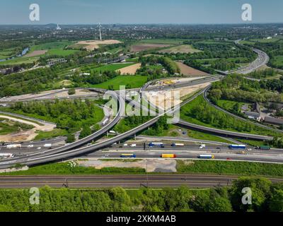 02.05.2024, Deutschland, Nordrhein-Westfalen, Anschlussstelle Duisburg - Kaiserberg. Die belebte Gegend mit den Autobahnen A40 und A3 wird renoviert und erweitert Stockfoto