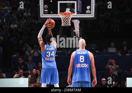 Giannis Antetokounmpo, Nick Calathes (Griechenland). FIBA Olympisches Qualifikationsturnier. Piräus 2024. Stockfoto