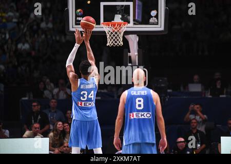 Giannis Antetokounmpo, Nick Calathes (Griechenland). FIBA Olympisches Qualifikationsturnier. Piräus 2024. Stockfoto