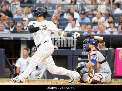 Bronx, Usa. Juli 2024. New York Yankees Gleyber Torres trifft am Dienstag, den 23. Juli 2024 in New York City einen Solo-Homerun in Goet 2nd Inning gegen die New York Mets. Foto: John Angelillo/UPI Credit: UPI/Alamy Live News Stockfoto