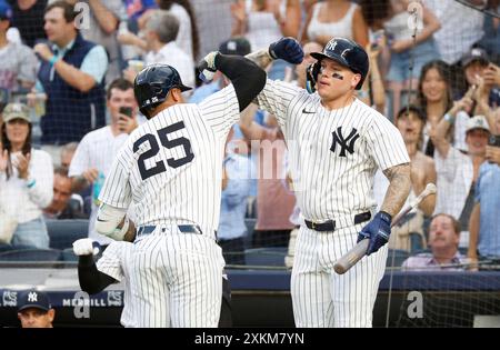 Bronx, Usa. Juli 2024. New York Yankees Gleyber Torres feiert mit Alex Verdugo, nachdem er am Dienstag, den 23. Juli 2024 in New York City einen Solo-Homerun gegen die New York Mets geschlagen hat. Foto: John Angelillo/UPI Credit: UPI/Alamy Live News Stockfoto