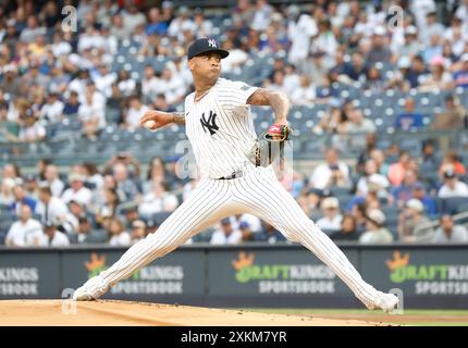 Bronx, Usa. Juli 2024. Luis Gil, der Starthörer der New York Yankees, wirft am Dienstag, den 23. Juli 2024, in New York City einen Pitch im ersten Inning gegen die New York Mets. Foto: John Angelillo/UPI Credit: UPI/Alamy Live News Stockfoto