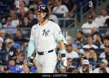Bronx, Usa. Juli 2024. Der New York Yankees Aaron Judge lächelt, während er am Dienstag, den 23. Juli 2024 in New York City im fünften Inning gegen die New York Mets im Yankee Stadium auf den Platz tritt. Foto: John Angelillo/UPI Credit: UPI/Alamy Live News Stockfoto