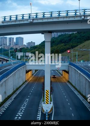 Blick auf Augenhöhe auf einen internationalen Umsteiger, dessen Tunnel mit warmem Licht beleuchtet wird. Stockfoto