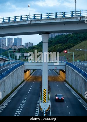 Blick auf Augenhöhe auf einen internationalen Umsteiger, dessen Tunnel mit warmem Licht beleuchtet wird. Stockfoto