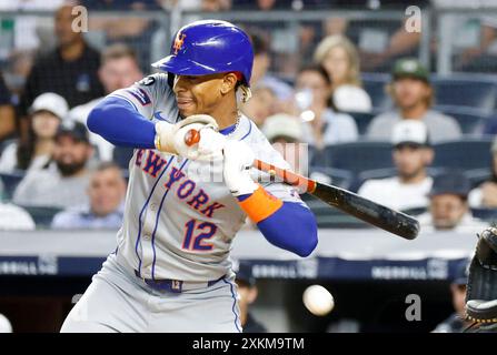 Bronx, Usa. Juli 2024. New York Mets Francisco Lindor wird von einem Spielfeld mit geladenen Basen getroffen, das im 5. Inning gegen die New York Yankees im Yankee Stadium am Dienstag, den 23. Juli 2024, in New York City in einem Lauf fährt. Foto: John Angelillo/UPI Credit: UPI/Alamy Live News Stockfoto