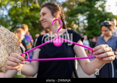 Eine Frau hält während einer Demonstration nach 18:00 Uhr einen rosafarbenen Aufhänger (Abtreibungssymbol) unter dem Slogan „Abtreibung! Ja!", fand vor dem polnischen Parlament eine Demonstration des Nationalen Frauenstreiks (Ogolnopolski Strajk Kobiet) statt. Das war eine Reaktion auf die Ablehnung eines Gesetzes, das die Abtreibung entkriminalisiert. Hunderte von Menschen nahmen Teil und forderten eine legale Abtreibung und den Rücktritt des stellvertretenden Premierministers Wladyslaw Kosiniak-Kamysz. Es kam auch zu einem Gegenprotest von Gruppen, die sich gegen die Liberalisierung der Abtreibung aussprachen. Der Hauptprotest betraf die Ablehnung eines Gesetzes, das Abtreibungen auf sie erlaubte Stockfoto