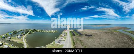 Aus der Vogelperspektive von Pond Island Outer Banks NC OBX, Küstenstraße verbindet die äußeren Inseln mit dem Festland mit Yachthafen, luxuriöse Ferienhäuser Stockfoto