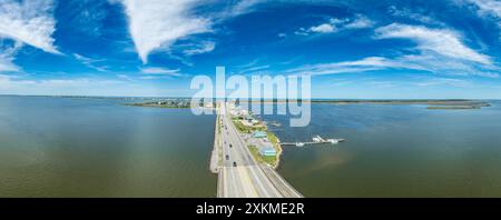 Aus der Vogelperspektive von Pond Island Outer Banks NC OBX, Küstenstraße verbindet die äußeren Inseln mit dem Festland mit Yachthafen, luxuriöse Ferienhäuser Stockfoto