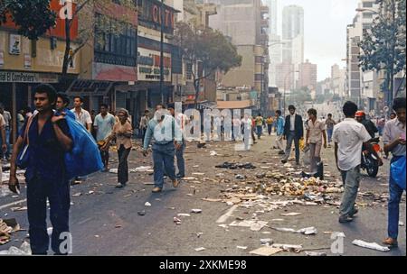 Nach der zweiten Amtseinführung von Carlos Andrés Pérez als Präsident Venezuelas fand die Amtseinführung am 2. Februar 1989 statt. Am 27. Februar 1989 begann eine Protestwelle am Stadtrand von Caracas, die sich später in ganz Venezuela ausbreitete und große Störungen verursachte. Für diejenigen, die ein solches Ereignis erlebt haben, war es der Tag, an dem ein tapferes Volk von den Hügeln herunterkam, mit der festen Absicht, zu kämpfen. Gegen eine repressive Regierung. Stockfoto