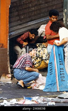 Nach der zweiten Amtseinführung von Carlos Andrés Pérez als Präsident Venezuelas fand die Amtseinführung am 2. Februar 1989 statt. Am 27. Februar 1989 begann eine Protestwelle am Stadtrand von Caracas, die sich später in ganz Venezuela ausbreitete und große Störungen verursachte. Für diejenigen, die ein solches Ereignis erlebt haben, war es der Tag, an dem ein tapferes Volk von den Hügeln herunterkam, mit der festen Absicht, zu kämpfen. Gegen eine repressive Regierung. Stockfoto