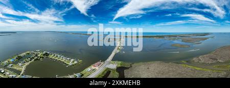 Aus der Vogelperspektive von Pond Island Outer Banks NC OBX, Küstenstraße verbindet die äußeren Inseln mit dem Festland mit Yachthafen, luxuriöse Ferienhäuser Stockfoto