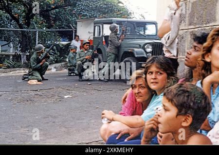 Nach der zweiten Amtseinführung von Carlos Andrés Pérez als Präsident Venezuelas fand die Amtseinführung am 2. Februar 1989 statt. Am 27. Februar 1989 begann eine Protestwelle am Stadtrand von Caracas, die sich später in ganz Venezuela ausbreitete und große Störungen verursachte. Für diejenigen, die ein solches Ereignis erlebt haben, war es der Tag, an dem ein tapferes Volk von den Hügeln herunterkam, mit der festen Absicht, zu kämpfen. Gegen eine repressive Regierung. Stockfoto