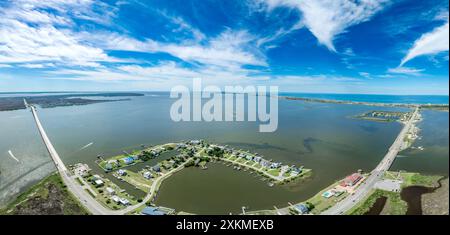 Aus der Vogelperspektive von Pond Island Outer Banks NC OBX, Küstenstraße verbindet die äußeren Inseln mit dem Festland mit Yachthafen, luxuriöse Ferienhäuser Stockfoto