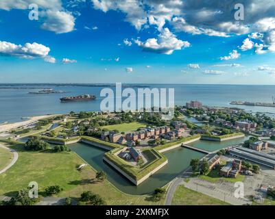 Aus der Vogelperspektive von Fort Monroe, ehemaliger Militärstandort in Hampton, Virginia, Old Point Comfort, der den Eingang zur Bucht mit sieben Bastionen schützt Stockfoto