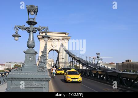 Überquerte die Széchenyi-Kettenbrücke Stockfoto