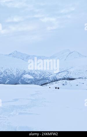 Bewölkter Himmel über verschneiten Landschaften und Bergen an einem kalten Wintertag in der Nähe der Castner Cave in Alaska. Stockfoto