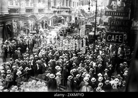 Eine Menge markanter Schauspieler in der 45th Street, New York City 1919. Stockfoto