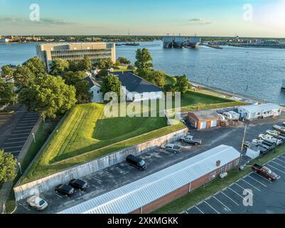 Blick aus der Vogelperspektive auf das historische Wahrzeichen von Fort Norfolk mit Haupttor, Wachhaus, Offiziersquartier, Pulvermagazin und Tischlerei in Virginia Stockfoto