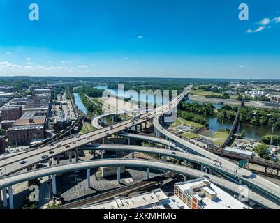 Luftaufnahme der komplexen Autobahnkreuzung in Richmond mit mehreren Überführungen, die die I-95 mit der Innenstadt und dem Flussufer verbinden Stockfoto