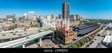 Blick aus der Vogelperspektive auf die Innenstadt von Richmond mit Wolkenkratzern und den historischen Bahnhof Main Street Stockfoto