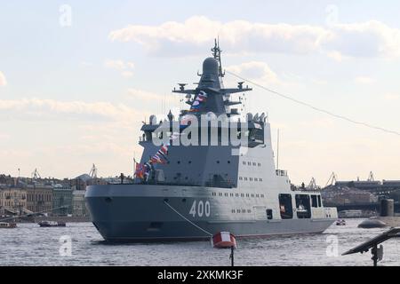 Sankt Petersburg, Russland. Juli 2024. Ein Kriegsschiff ist angekommen, um an der Navy-Parade teilzunehmen. Eisbrecher-Patrouillenschiff "Ivan Papanin". Vorbereitungen für die zeremonielle Parade der russischen Marine im Wassergebiet der Newa. Quelle: SOPA Images Limited/Alamy Live News Stockfoto