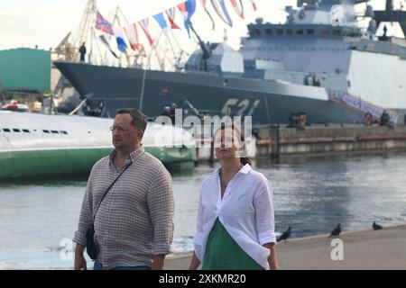 Sankt Petersburg, Russland. Juli 2024. Die Menschen laufen entlang der Newa in Sankt Petersburg. (Foto: Maksim Konstantinov/SOPA Images/SIPA USA) Credit: SIPA USA/Alamy Live News Stockfoto