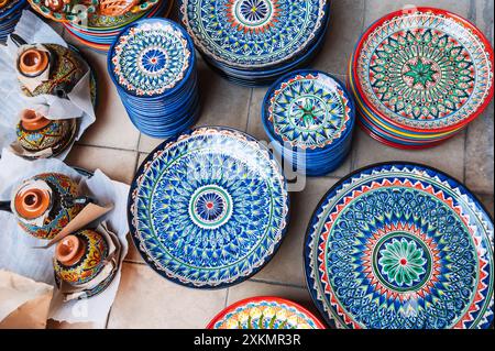 Traditionelle bunte usbekische Teller und Keramikgeschirr, handbemalt auf dem orientalischen Straßenmarkt in Taschkent in Usbekistan Stockfoto