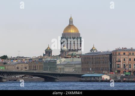 Sankt Petersburg, Russland. Juli 2024. Blick auf die Isaakskathedrale in Sankt Petersburg bei heißem Sommerwetter. Quelle: SOPA Images Limited/Alamy Live News Stockfoto