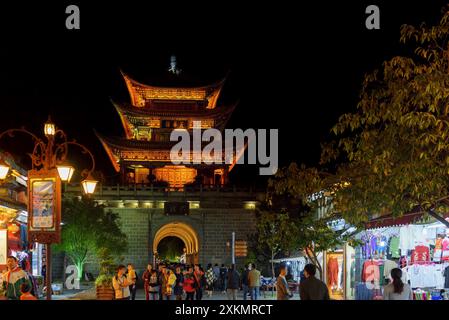 Nächtlicher Blick auf den Wuhua Tower in Dali Old Town, China Stockfoto