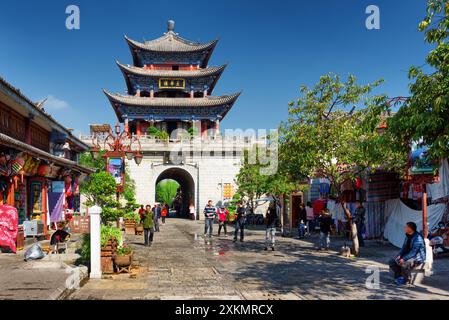 Der Wuhua Tower ist ein zentrales Wahrzeichen der Altstadt von Dali in China Stockfoto