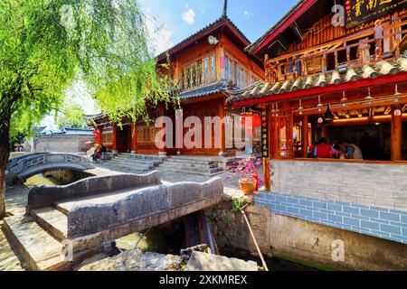 Traditionelle chinesische Häuser und Steinbrücken über den Kanal Stockfoto