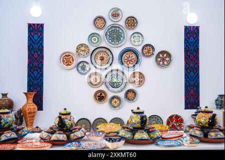 Usbekische handgefertigte Keramikplatten und Geschirr mit handbemalten traditionellen asiatischen bunten Mustern im Souvenirshop in Usbekistan Stockfoto