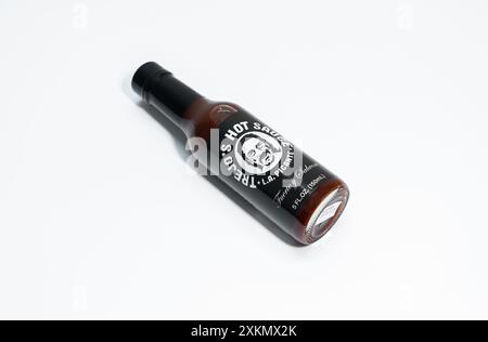 Eine Flasche Fuerte Y Sabrosa Hot Sauce von Trejo auf weißem Hintergrund. Stockfoto