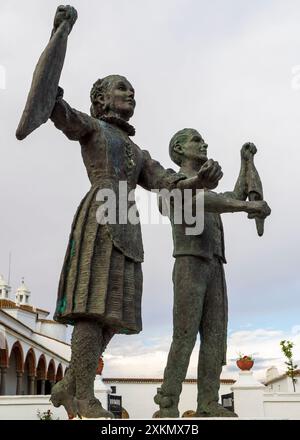 Statuen der Jateros de la Virgen de los Remedios im Heiligtum von Fregenal de la Sierra, Badajoz Stockfoto