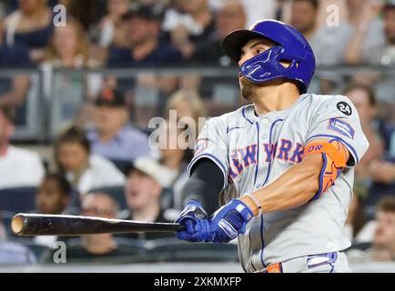 Bronx, Usa. Juli 2024. New York Mets Tyrone Taylor trifft eine Single im fünften Inning gegen die New York Yankees im Yankee Stadium am Dienstag, den 23. Juli 2024 in New York City. Die Mets besiegten die Yankees mit 3:2. Foto: John Angelillo/UPI Credit: UPI/Alamy Live News Stockfoto