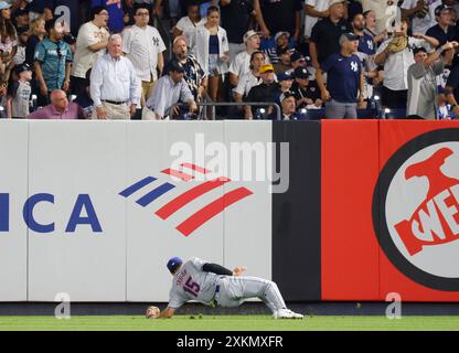 Bronx, Usa. Juli 2024. New York Mets Tyrone Taylor rutscht aus und fällt im Außenfeld, um am Dienstag, den 23. Juli 2024, in New York City ein Spiel gegen die New York Yankees zu machen. Die Mets besiegten die Yankees mit 3:2. Foto: John Angelillo/UPI Credit: UPI/Alamy Live News Stockfoto
