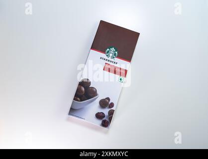 Eine Packung Starbucks Milch Cranberry Schokoladenbisse auf weißem Hintergrund. Stockfoto