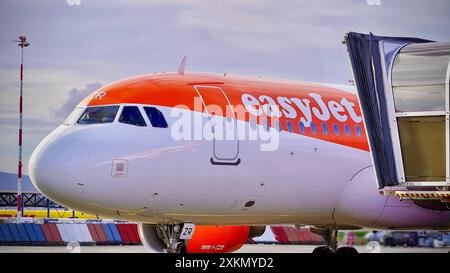 Nasenspitze eines Airbus A320 der Fluggesellschaft EasyJet - Easy Jet Rolltreppe *** Nasenspitze einer EasyJet Airbus A320 Easy Jet Rolltreppe Copyright: XJoeranxSteinsiekx Stockfoto