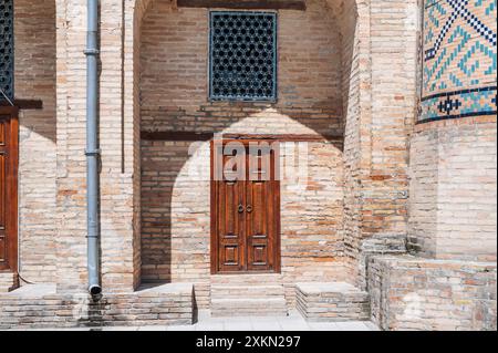 Usbekische geschnitzte Holztür zur Kukeldash Madrasah mit einem traditionellen Muster, das mit orientalischen islamischen Ornamenten in Usbekistan in Taschkent verziert ist Stockfoto