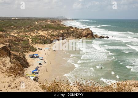 Ein Blick aus der Vogelperspektive auf einen felsigen mittelmeerstrand Stockfoto