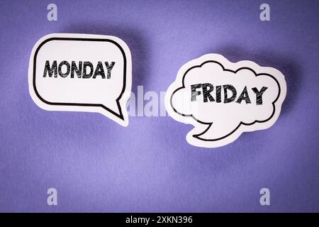 Montag und Freitag. Zwei Sprechblasen mit Text auf violettem Hintergrund. Stockfoto