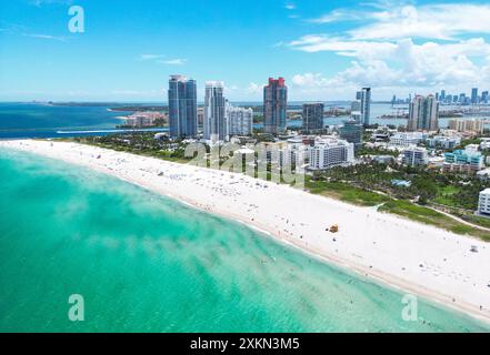 Sommer in Miami . Miami Beach Coast. Panoramablick auf Luxuswohnungen in Miami Beach Florida. Blick aus der Vogelperspektive auf Surfside Miami Beach. Stockfoto
