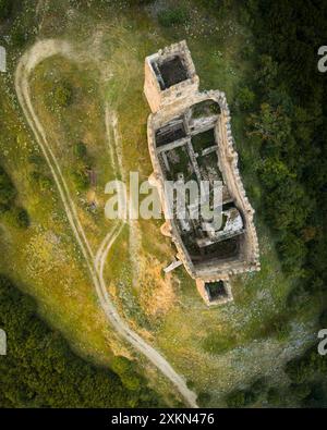 Blick von oben auf die Festung von Skhvilo oder die Burg von Skhvilo. Mittelalterliche Festung in der Region Shida Kartli, im Bezirk Kaspi, Georgia. 14. Jahrhundert. Se Stockfoto