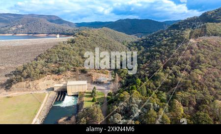 Drohnenfoto des Tumut River und des Blowering Dam and Wall in der Snowy Mountains in der Nähe der Stadt Tumut Stockfoto