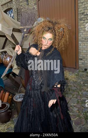 Christina große beim Foto- und Pressetermin am Set von das Märchen von der silbernen Brücke aus der ARD-Reihe sechs auf einem Streich auf dem Gutshof Britz. Berlin, 23.07.2024 *** Christina große bei der Foto- und Presseveranstaltung zum Set des Märchen von der silbernen Brücke aus der ARD-Serie Sechs auf einen Streich im Gutshof Britz Berlin, 23 07 2024 Foto:XF.xKernx/xFuturexImagex bruecke 4730 Stockfoto