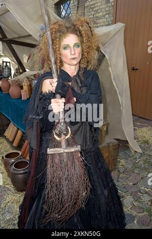 Christina große beim Foto- und Pressetermin am Set von das Märchen von der silbernen Brücke aus der ARD-Reihe sechs auf einem Streich auf dem Gutshof Britz. Berlin, 23.07.2024 *** Christina große bei der Foto- und Presseveranstaltung zum Set des Märchen von der silbernen Brücke aus der ARD-Serie Sechs auf einen Streich im Gutshof Britz Berlin, 23 07 2024 Foto:XF.xKernx/xFuturexImagex bruecke 4733 Stockfoto